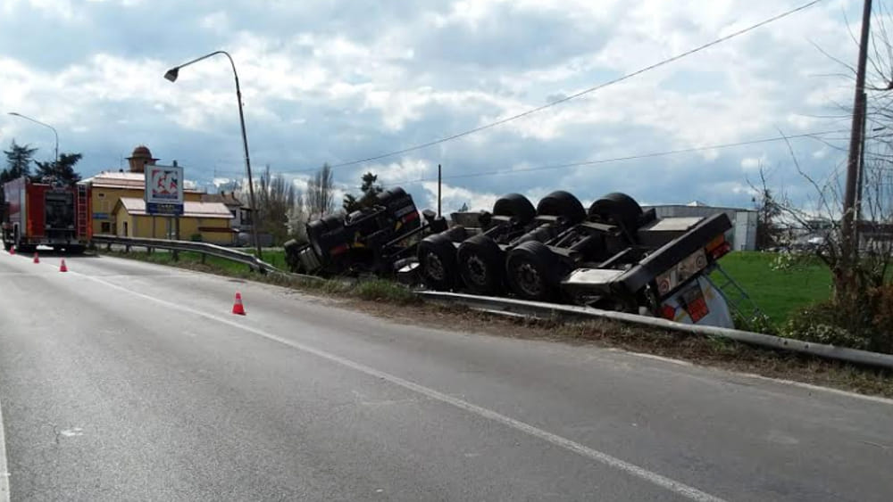 Autocisterna ribaltata, strada Provinciale chiusa tra Carpi e Correggio